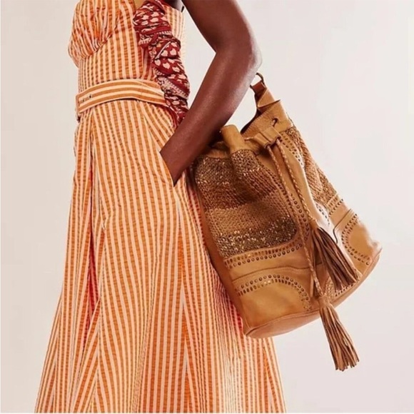 Free People Balera Del Mar Bucket Bag in Caramel NWT - Picture 4 of 10